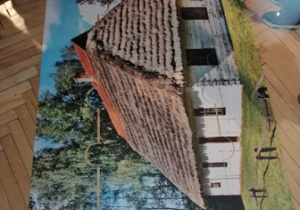 Ułożony obrazek wiejskiej chaty,